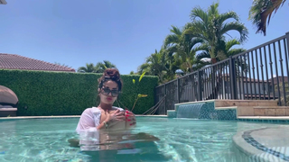 Horny Saudi Barbienjd Naked In The Pool