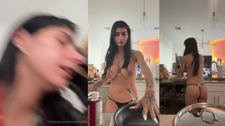 [OnlyFans] Mia Khalifa - Nude Cooking