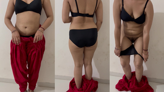 desi bhabhi remive her red salwar show black panty