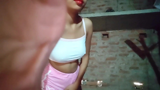 Ragazza indiana desy che si masturba in una fattoria