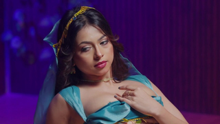 Hermosa Modelo Desi Raini Mostrando Sus Grandes Tetas