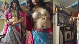 Aunty Podavaiya Kazhattum Bodhu,Molaiya Reandum