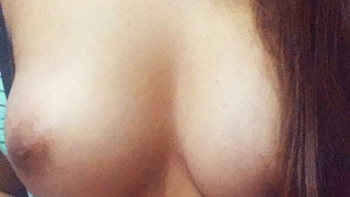 Novinha mostrando os peitos