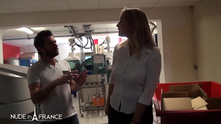 Une patronne sexy et nympho se tape un postulant