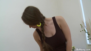 Erin Eden, una morena preciosa con unas tetas grandes y naturales, se está masturbando delante de la cámara